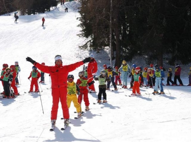  Skiing with children 